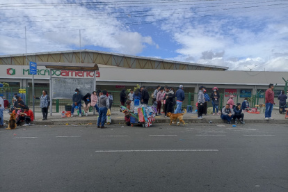 Los manifestantes indígenas se tomaron los mercados y cerraron las principales vías de ingreso a la capital de Tungurahua.