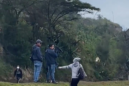 Un manifestante lanza una piedra al equipo periodístico de Teleamazonas.