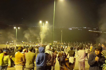 Manifestantes y militares se enfrentaron ayer en Guayllabamba.