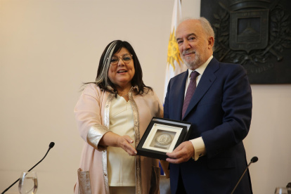 La directora de Cultura de la Intendencia de Montevideo, María Inés Obaldía, junto al director de la Real Academia Española de la Lengua (RAE), Santiago Muñoz Machado, hoy, durante un acto en el que fue declarado Visitante Ilustre de Montevideo (Uruguay).
