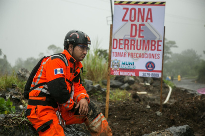 Un socorrista trabaja en la zona de un derrumbe en Guatemala, en una fotografía de archivo.