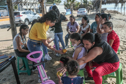 Personal de la ONG International Rescue Committee (IRC) realiza un taller con niños venezolanos en el "Parque Infantil La Igualdad", un espacio que promueve el fortalecimiento de las habilidades blandas de los menores, el 6 de mayo de 2022, en Puerto Pizarro, Tumbes