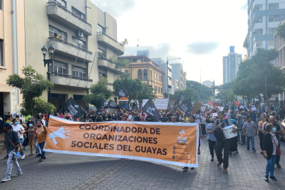 Policías custodian recorrido de la marcha, que tiene permitido avanzar hasta la avenida Malecón Simón Bolívar.