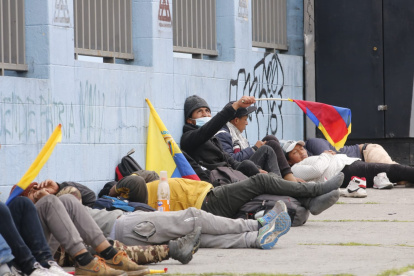 Espera. Decenas de personas esperaron desde pasado el mediodía a que la Salesiana les abra las puertas.