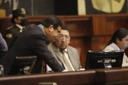 El presidente de la Asamblea, Virgilio Saquicela, conversa con el legislador Joel Abad.