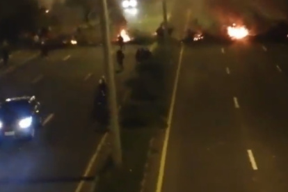 Además se oyen unos ruidos que serían disparos, algo que las personas aseveraban haber escuchado. Sin embargo, hasta el momento no ha habido un pronunciamiento oficial sobre lo sucedido.

Tampoco se reportaron personas que hayan resultado heridas por los supuestos tiros que dieron los ocupantes de los automotores. Lo que sí se difundió fue cómo personas presuntamente armadas se estaban camuflando en medio de las protestas en este punto capitalino.