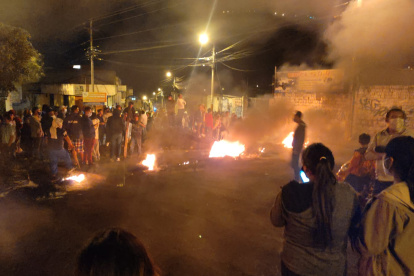 Norte. En la Manuel Córdova Galarza, la vía que conecta a Quito con la Mitad del Mundo, todavía está cerrada por manifestantes.