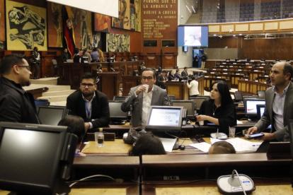 Reacción. Las bancadas tuvieron reuniones tras conocer la emisión de un nuevo decreto. Los asambleístas de Pachakutik buscaron a Saquicela para definir el procedimiento a seguir.