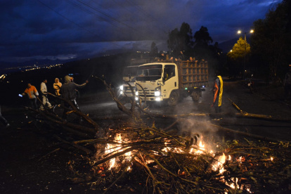 Obstáculos. La quema de árboles, ramas y llantas, fue la tónica del octavo día de paro.