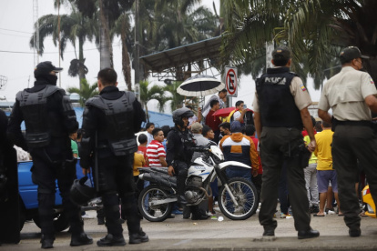 A pesar del plantón, el tráfico de vehículos particulares fluye. Para ese control también hay agentes de la Agencia de Tránsito y Movilidad (ATM).