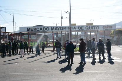 Los comerciantes mayoristas que no lograron acceder al mercado se desplazaron por barrios del sur para vender su mercadería.
