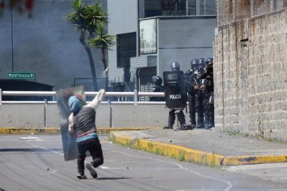 Enfrentamientos. Manifestantes lanzan voladores a los policías que responden con gas lacrimógeno.