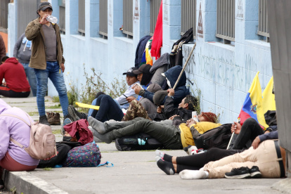 Escenario. Un grupo de manifestantes llegaron hasta los exteriores de la Universidad Politécnica  Salesiana en Quito.