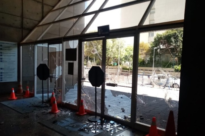 Daños en accesos de edificio de la Fiscalía, en Quito.