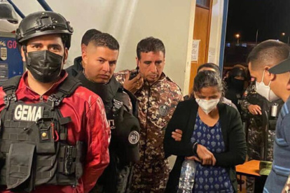 Sospechosos. La Policía atrapó a Leandro Norero (de casco y chaleco) y a sus familiares en mayo pasado.