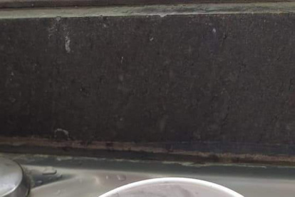 Daño. La mañana de este martes 21 de junio de 2022, los habitantes de Ambato denunciaron que había un líquido negro y oleoso en su agua.