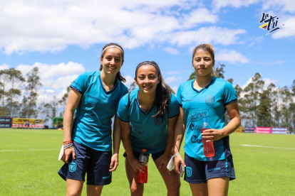 El entuasiasmo y compañerismo es notorio entre las integrantes de la selección femenina de fútbol.