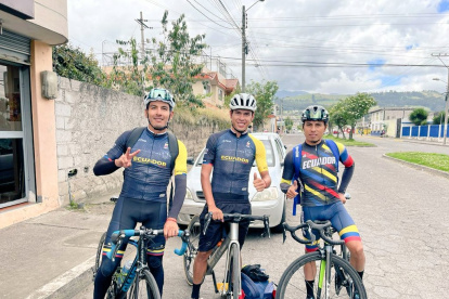 Sebastián Novoa, Santiago Montenegro y Benjamín Quinteros durante el inicio del viaje hacia el aeropuerto.