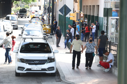 Bahía. En los alrededores de la estación de la Caja del Seguro de la Bahía de Guayaquil, varios grupos de taxistas amarillos e informales ofrecen servicio de taxirruta al sur de la ciudad.