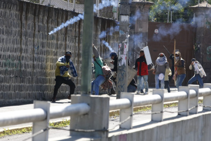 Violencia. Manifestantes en los exteriores de la Casa de la Cultura se enfrentan con la Policía.