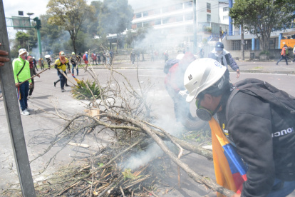 Violencia. Leonidas Iza insiste en que los manifestantes son pacíficos. Lo cierto es que cada uno de ellos carga un palo.