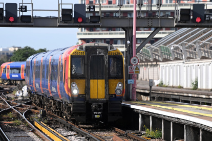 London (United Kingdom), 21/06/2022.- A train arrives at Waterloo Station in London, Britain, 21 June 2022. The RMT Union has blamed the UK government for failing to avert the national rail strikes. More than half of the UK"s rail network is suspended this week during three days of rail strikes. Over fifty thousand rail personnel will go out on strike 21, 23 and 25 June causing travel chaos across the country. (Reino Unido, Estados Unidos, Londres) EFE/EPA/ANDY RAIN