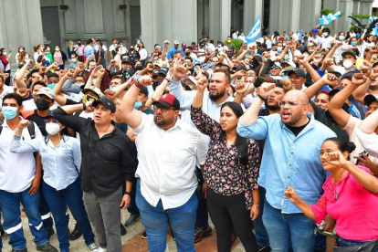Los trabajadores municipales también están resguardados por agentes metropolitanos.