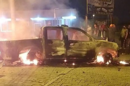 Los comuneros quemaron un patrullero en respuesta al supuesto asesinato de un miembro de la comunidad