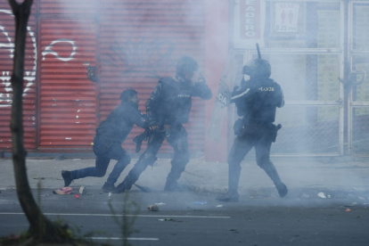 Ataques. Voladores, tacos de dinamita y otros explosivos son lanzados por los manifestantes a la Policía.