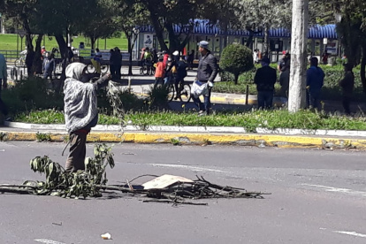 Obstáculos. Manifestantes obstaculizaron la avenida Patria, al pie de la Fiscalía.