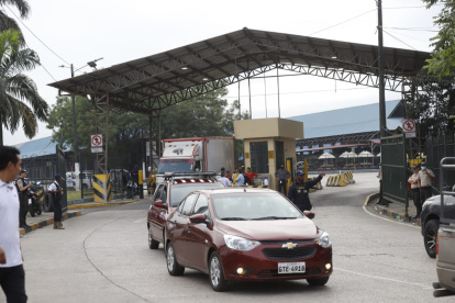 En ambos lados del mercado mayorista, como también es conocido, existe custodia de fuerzas del orden.