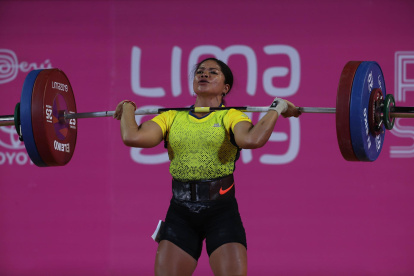 Alexandra Escobar compitiendo para ganar la medalla de plata en el levantamiento de pesas femenino 59kg en los Juegos Panamericanos Lima 2019, el 28 de julio de 2019, en el Coliseo Mariscal Cáceres en Lima (Perú).