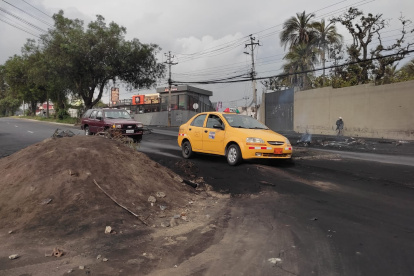 Varias vías han sido despejadas por trabajadores municipales, pero los manifestantes las vuelven a bloquear