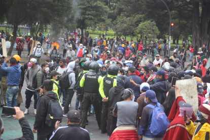 La Policía Nacional contiene el avance de manifestantes en la avenida Patria en Quito.