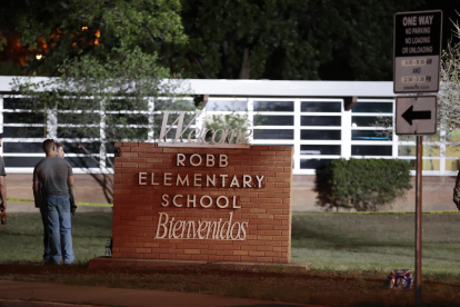 Entrada principal de la escuela primaria Robb Elementary de la ciudad de Uvalde, en el estado de Texas