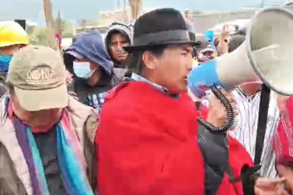 Marcha. Miles de manifestantes inician una marcha por las avenidas de la capital.