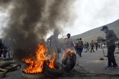 Protestas. Los manifestantes se agolpan a las calles para obstruir las vías e imposibilitar el paso de personas y vehículos.