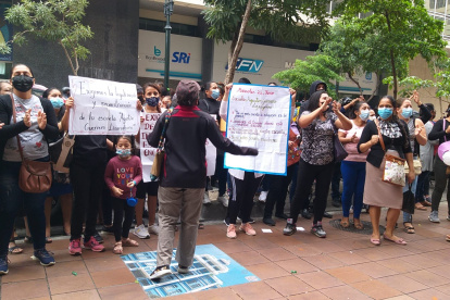 Los padres de familia protestaron en los exteriores de la Defensoría del Pueblo.