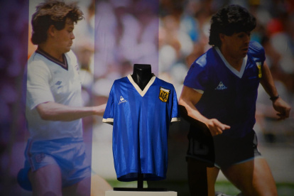 Fotografía de archivo de la camiseta utilizada por Diego Maradona en los cuartos de final de la Copa Mundial de Fútbol de 1986, en el que marcó el gol del siglo ante la selección de Inglaterra.