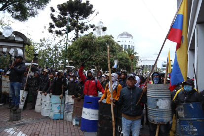 Lo alertaron y cumplieron. Manifestantes de las comunidades indígenas de la zona alta de Ambato se tomaron por segunda ocasión la Gobernación de Tungurahua. La primera fue el viernes 17 de junio, pero fueron desalojados un día después de manera pacífica por los policías.

Sin embargo, desde las 13:00 del miércoles 22 de junio se empezaron a congregar desde Pilahuín, Santa Rosa, Pasa, San Fernando, Mogato, Chibuleo y otras, en el centro de Ambato, capital de Tungurahua.

Recorrieron por la avenida Cevallos hasta llegar por la calle Sucre e ingresar a la ‘casa del pueblo’, así la denominaron. Estaban con lanzas unas puntiagudas, otras tenían fierros incrustados o clavos, llevaron escudos elaborados con tanques de aluminio, bombos, trompetas y hasta las banderas del Ecuador y de la provincia. “Venimos en son de paz a tomarnos la casa del pueblo y de aquí no nos moveremos”, expresaron, al momento que empezaron a retirar las vallas que acordonaban todo el contorno de la casa patrimonial.

Los policías y militares no pusieron resistencia y tampoco se enfrentaron a los manifestantes. Ellos salieron y alrededor de 2 mil indígenas ingresaron hasta la gobernación.

“Nos repartiremos los tres pisos y se asignará a los respectivos pueblos de Tungurahua. Esta es la casa del pueblo y vamos a quedarnos hasta que se llegue a un verdadero acuerdo con el Gobierno”, recalcó el presidente del Movimiento Indígena de Tungurahua (MIT), Segundo Poalacín.

 

MÁS SE SUMAN POR LA MARCHA POR LA PAZ

Mientras los indígenas se repartían el edificio de la Gobernación, en Ficoa se reunieron un grupo de habitantes para marchar por la paz. Salieron vestidos de blanco y en el trayecto pedían que termine el paro para trabajar de manera libre.

Esta es la tercera ocasión que en Ambato se organizan para pedir por la paz. “Estamos preocupados por lo que está pasando. Este es un llamado del pueblo para el pueblo y el sector indígena deponga actitudes, se llegue a un diálogo y el resultado sea para el bien de todos”, expresó Héctor Supe, dirigente barrial. (YIE)