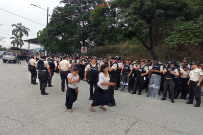 Protestas. Decenas de policías ayudan a controlar el acceso a la Terminal de Transferencia de Víveres.
