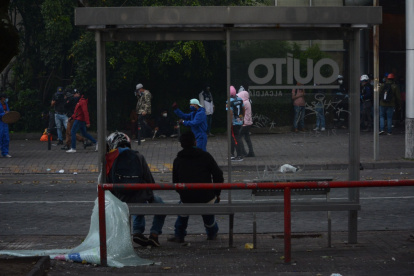 Unos de los vidrios de una parada de bus fue arrancado por completo y el otro grafiteado por los manifestantes.