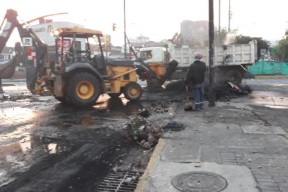 Tarea. Maquinaria pesada limpió desde temprano los exteriores de la Casa de la Cultura.