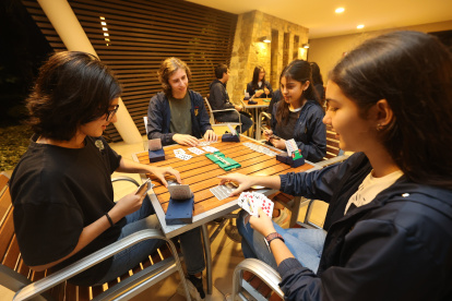 Sofía, Daniela, Kiara y Nicolai practican bridge junto a su equipo 2 a 3 horas a la semana.