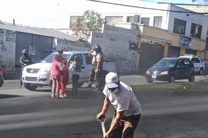 Ayuda. Los vecinos de Pomasqui ayudaron en las tareas de limpieza que cumplió la Policía.
