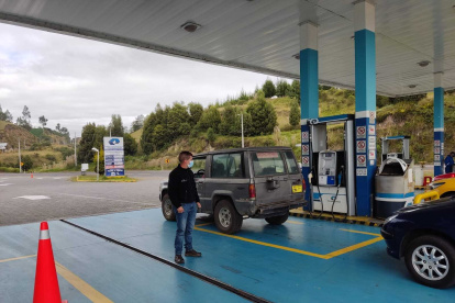 Operativo. Agentes de Energía controlan el abastecimiento de gasolina.