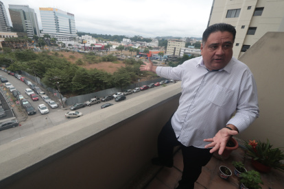 1. Moradores. Los residentes de los edificios y condominios aledaños al terreno se muestran molestos por la imagen que proyecta el terreno)