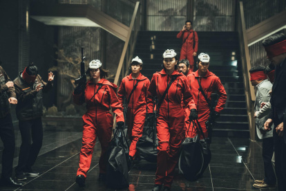 Fotograma de la trama de "La casa de papel: Corea", una adaptación fiel pero particular de la exitosa serie española, y que llega mañana viernes a Netflix en plena época dorada para las producciones del país asiático.