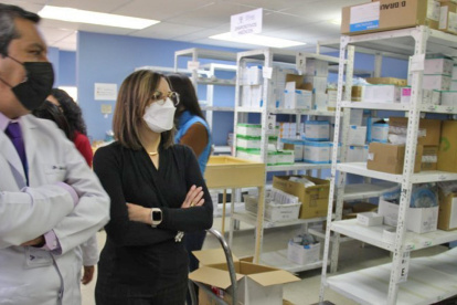 LA MINISTRA XIMENA GARZÓN VISITA UNA FARMACIA DE HOSPITAL PÚBLICO |