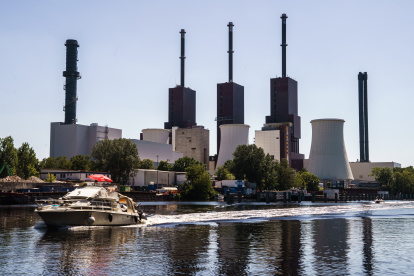 Berlín. La planta combinada de calor y energía Lichterfelde, responsable del suministro de electricidad y calor.  CLEMENS BILAN / EFe